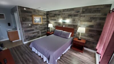 Bed at Pelican Motel